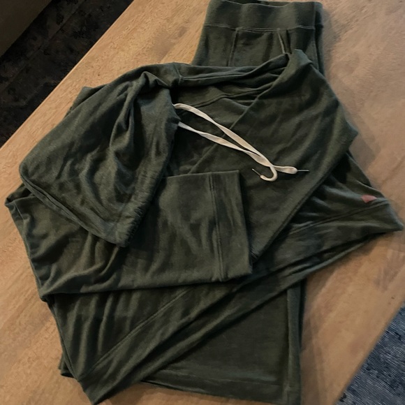 Peace Love World Size Large Gaucho Pants and Top. - Picture 2 of 5